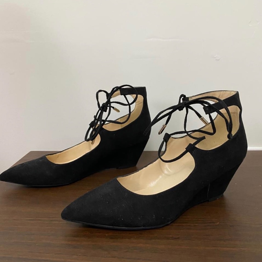Marc Fisher 5.5 Black Ankle-tie Wedge Points